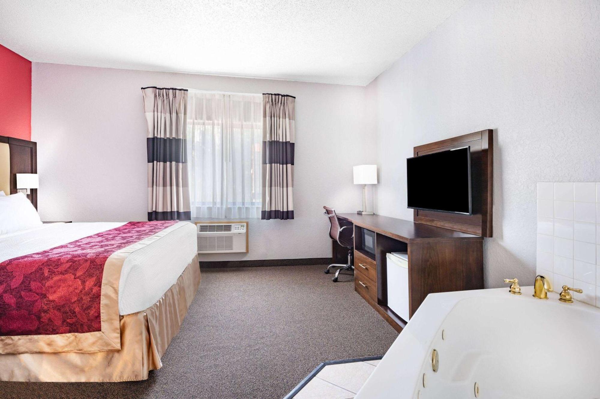 Ramada By Wyndham Keystone Near Mt Rushmore Екстер'єр фото