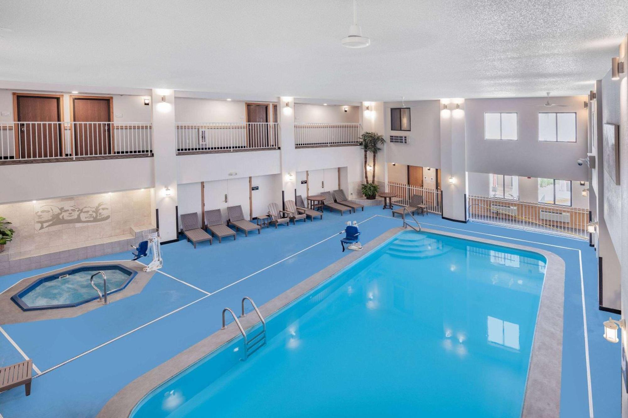 Ramada By Wyndham Keystone Near Mt Rushmore Екстер'єр фото